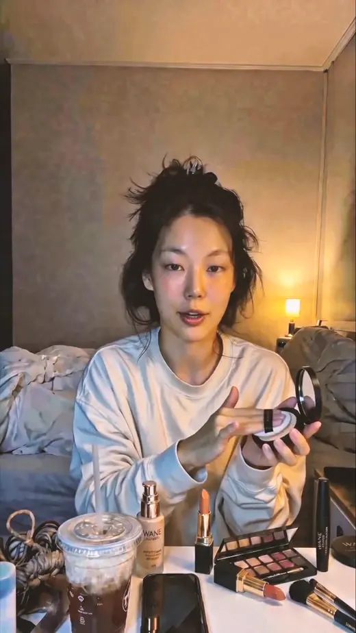 WANE GLOW — 메이크업하는 손