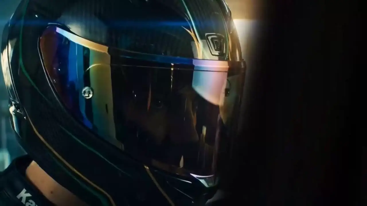 MOTO GP — 헬멧 시야 주행과 팀 개러지 장면